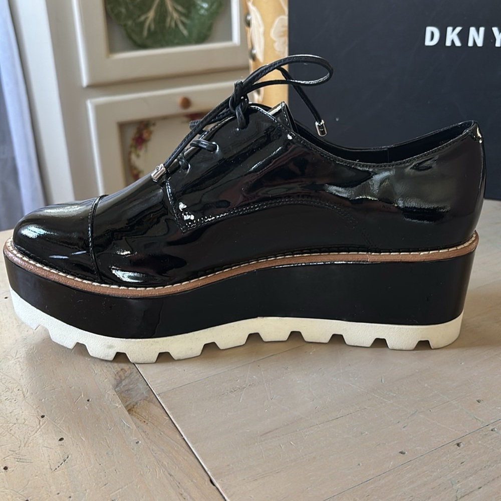 DKNY Women's Black/White Platform Oxfords - Picture 7 of 13